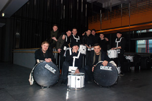 ансамбль барабанщиков в клипе Ёлки